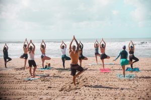 Leia mais sobre o artigo Conexão com o Essencial: Yoga e Surf